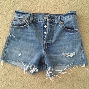 Levi wedgie fit shorts. Fits about 2 sizes small!